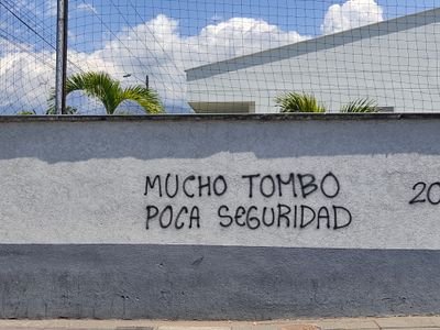 El habitante de calle, el loco del que todos huyen, el ser humano que duerme en el andén, y que rebusca en la basura, ese que incomoda y es ignorado.