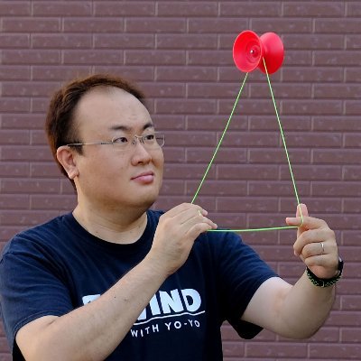 2000年ヨーヨー世界チャンピオン(X)、(一社)日本ヨーヨー連盟代表理事、(株)ヨーヨーカンパニー代表、国際ヨーヨー連盟理事/審査委員長。地元、愛知県岩倉市を「ヨーヨーのまち」にするべく岩倉市と活動中!ヨーヨーストア「リワインド」を運営しながら、ヨドバシカメラなどでヨーヨー卸売、イベント展開中!
