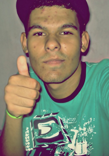 Apenas um garoto Latino Americano Virginiano (: ,  Não vivo para que a Minha presença seja notada, mas para que a minha falta seja sentida...