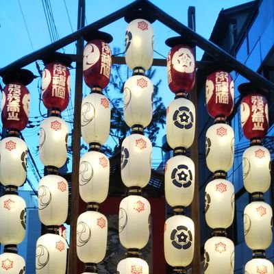 兵庫県生まれで、兵庫県育ち、兵庫県の外で暮らした事がありません、テレビありません、新聞ひいてません、学歴ありません、すたば?行った事ありません、熟成した田舎者です。それでも最近、京の都あたりに出没します。私、熊ではありません。
あっ、最近スタバ行きました。