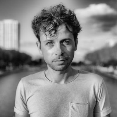 '' Au milieu de l’hiver, j’apprenais enfin qu’il y avait en moi un invincible été. '' Albert Camus.
Citoyen aux aguets /
Chef de projet digital