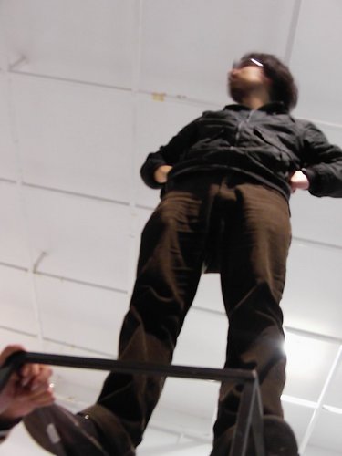 rebelde de pelos, nublado de ojos, amable de risas, disperso de ideas, inquieto de espíritu, amplio de gustos, extenso de letras, viejo de razones, desmemoriado