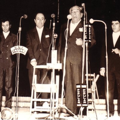 El flamenco encontró en la radio el binomio perfecto. El ecositema del sonido y la transmisión de sus esencias. la radio socializó el flamenco.