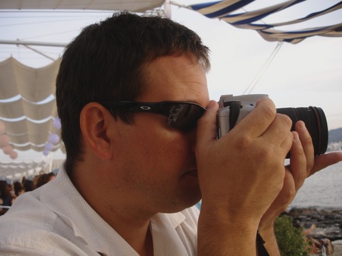 Hi there, I'm Greg and I love photography. If you love photography too follow and share your favourite compostitions, ideas and equipment. Let's tweet!