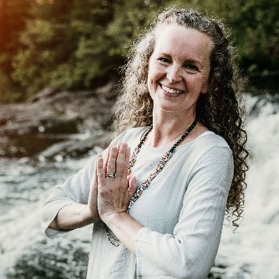 Rose-Anne is here to share the wisdom of the heart-brain connection and to bring forward healing frequencies of calm, light, love, and joy every day.