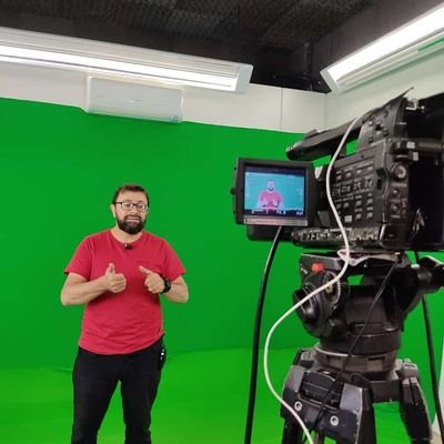 Sociólogo, Professor de História, Apresentador de Programa de TV, e Palestrante.