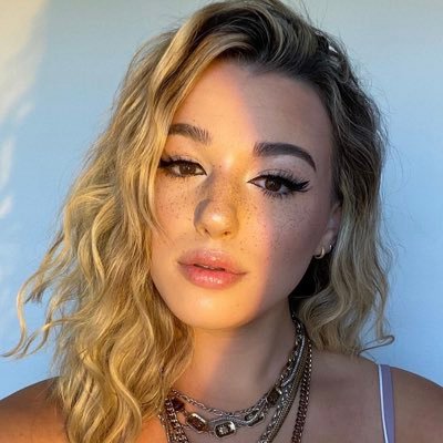 burnt out Youtuber that got a ‘big girl’ job 🤷🏼♀️😅💁🏼♀️