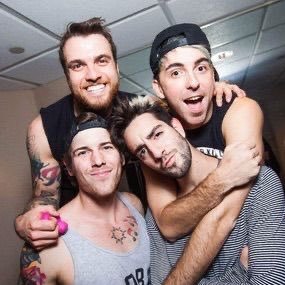 All time low is everything. Fan since 2008☀️. Hufflepuff. Jack Barakat said to me “you’re way too kind”💜.