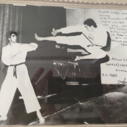 Taek-wondo hocası,1.Dan  doğmamış  ve doğurmamış,Zamanın ve,Sonsusluğun,sahibine aşık,bu dünyada sürgündeyiz ,ebed,müddet yurt olan ahiret alemi vatanımız.