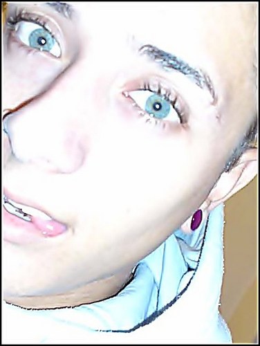 Modelo, 23 anos , Olhoos claroos *-*, surfista e se quiser saber o resto SEEGUE aê . Haha'  =*