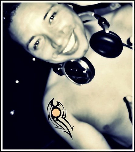 Sou Dj adoro música,e amo curtir a  vida