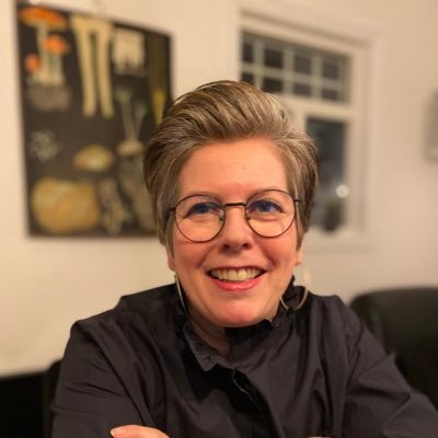 Tidlegare kommunestyre- representant for SV. No lokallagsleiar for Stad SV. Rektor og humanist som har kokkelering som hobby.