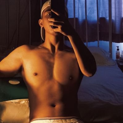 zhouyifengzhou's profile picture. 坐标:上海 偏0 小癖好

V:awind620 （注明推)