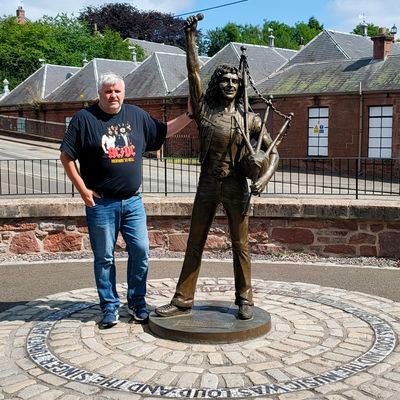 Oban born lifetime Celtic fan one son following my lead, Saor Alba for Independence. Love Shinty and the New York Jets too. Presenter on Black Diamond FM.