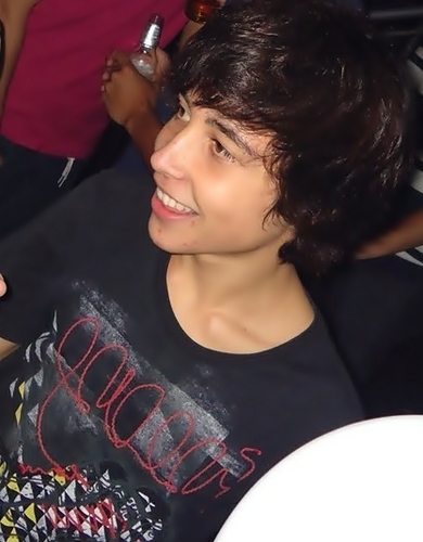 Giba, é pode me chamar assim ! Tenho 16 anos, sou colirio da mamãe, sou do signo gemeos, e sou santista, quer saber mais ? follow - me