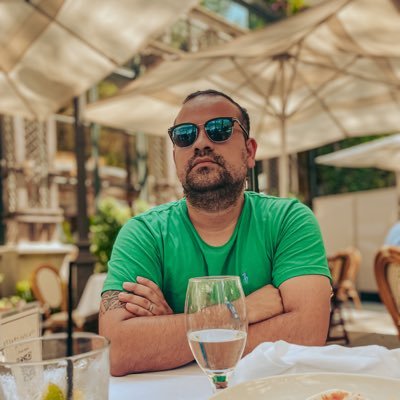 Docente de lenguaje, escritor en formación, amante del cine y la literatura.