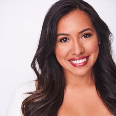 Award-Winning On-Air Bilingual Latina Host | Travel Journalist | World Woman Fellow | Top Forty Under 40 by Al Día News 🌎 email: travel@jetsetwithjeannette.com