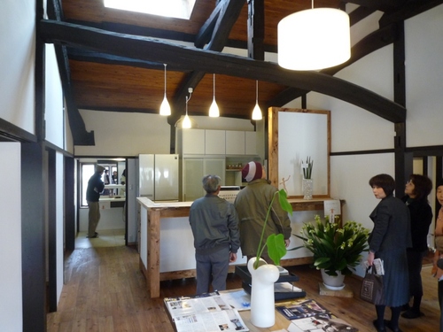 kominkaweb's profile picture. 出雲家は、「家」をプロデュースする会社です。
雲州・出雲。そこには、悠久の時がながれています。
国づくりの神話のころから、ゆったりとした人の暮らしがあり、自然との語らいがありました。
出雲家は、そんな歴史と環境のなかでつちかわれてきた、
家づくりのこころと技を受けつぎ、次世代へ手渡していく会社です。