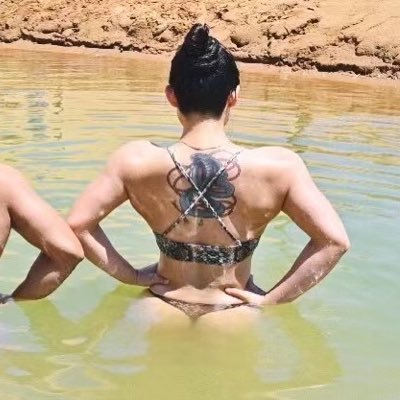 SheLingDOM's profile picture. 女的 活的 S 喜欢骂街但谁都骂不赢