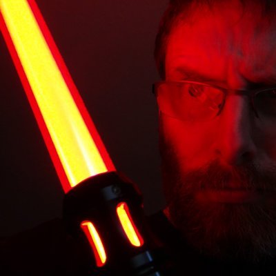 Impression 3D, jeux de société, voyage, et surement aussi des trucs de geek.