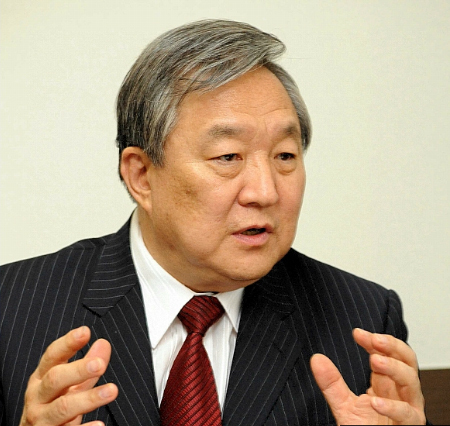 민주당 대표 
5선 국회의원
한국 야구위원회(KBO) 총재  
블로그 : http://t.co/2R7ZRlzTOM
Facebook	http://t.co/2sqWwKV2G2