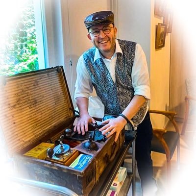 Spreker, cabaretier, verhalenverteller, reminiscentiewerker, trainingsacteur, dichter, typetjes straattheater en contactclown Peerke