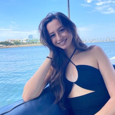 kinasimonson's profile picture. 