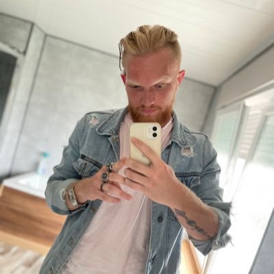 «Vouloir être quelqu'un d'autre est une perte de temps pour qui tu es vraiment.» - Kurt Cobain.                insta: @virusVH 👻 huglenin