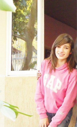 Carioca, inteligente, pelo menos é o que dizem :S Espontânea, chata, amiga, carinhosa, tudo . #Follow ♥