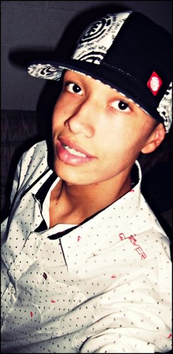 quem se descreve se limita , mais quem procura acha , tenta descobrir que eu mostro o caminho a humildade é visão da sobrevivencia ♫