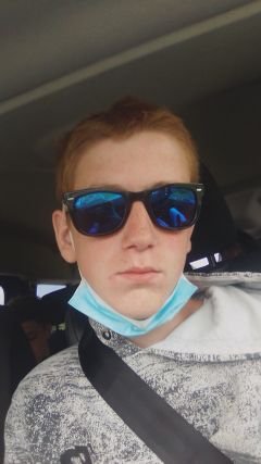 Je m'appelle lenaic j'ai 17 ans je suis célibataire je travaille dans le domaine de la maçonnerie
