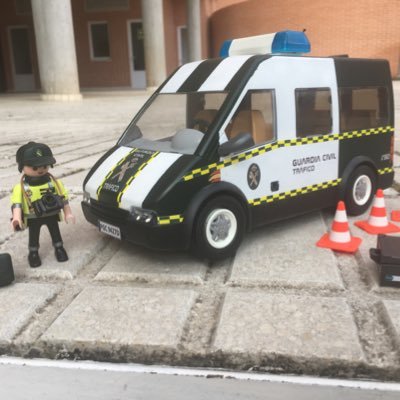 La Guardia Civil, tanto su historia como sus especialidades, plasmadas en el maravilloso mundo de los playmobil.