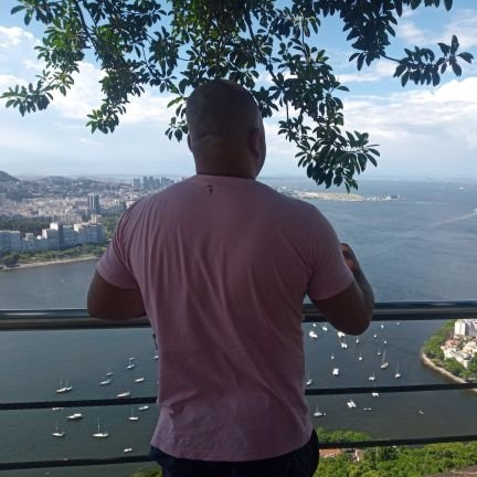 Alegre , simpático, carismático, atlético e intenso.