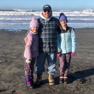 Dad of two great daughters. Communications Coordinator for @mercerislandsd. Former Director of Media, Comms, & Digital for Seattle Thunderbirds of the WHL.
