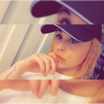 average_reader_'s profile picture. 02/22/20✨😭