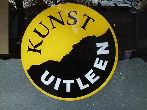 Kunsthandel & Lijstenmakerij Veenstra bestaat als bedrijf al ruim vijfenveertig jaar. Zij hebben een grote en gevarieerde collectie kunstwerken en lijsten.