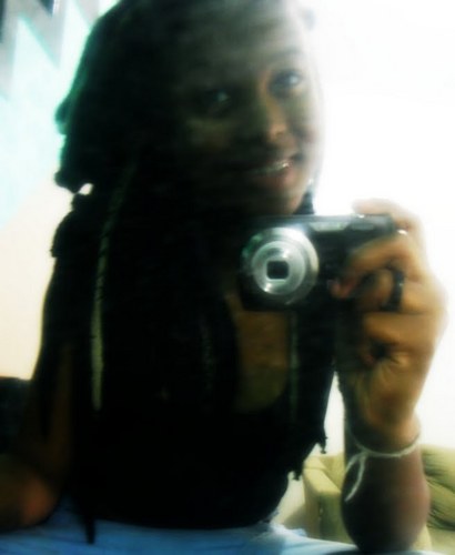 ' .15 anos; ariana ; extrovertida ; favelada ; ignorânte ; o colírio dos olhos da mamãe ; #NUMGOSTOCOMÉEDIA ?  // vai tentando ser igual (Y)