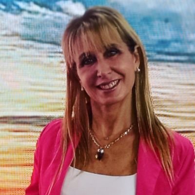 Productora y periodista de Noticiero 9-Mza.Lic. en Comunicación. Docente universitaria. Danza y piano mis pasiones. Correr y tenis mis descargas.