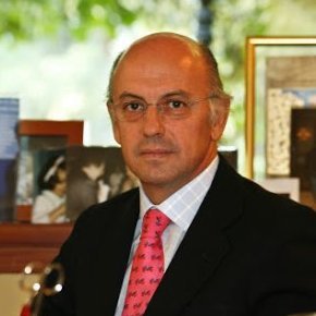 Vicepresidente de la Real Academia Europea de Doctores y Doctor en Economía y Académico Numerario de la Real Academia de Ciencias Económicas y Financieras.