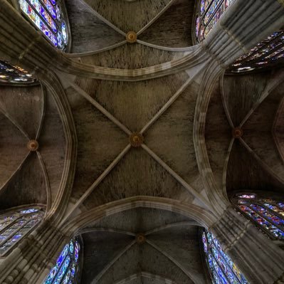 Arquitecte tècnic dedicat a la rehabilitació patrimonial. Amant del seu país i estimació per la bona vida. Enamorat del meu poble.