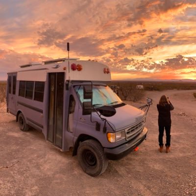 Converted a school bus into a 🏠, boondocking our way across the US creating #Art @rebeccaexisting & #Photography @FiggyPuddingPaw
#skoolie #vanlife