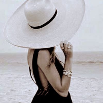 HelenBroughto10's profile picture. 🌏 🐉Travelled 🗺 🐶Animal & Nature Lover, Archaeology, Geology & Ancient History Enthusiast   🏖⚓⛵☀️Interior Designer ..All Politicians Lie