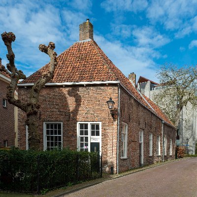 Het Langhuis is een expositie- en werkruimte voor hedendaagse beeldende kunst, gevestigd in een monumentaal pand in de binnenstad van Zwolle.