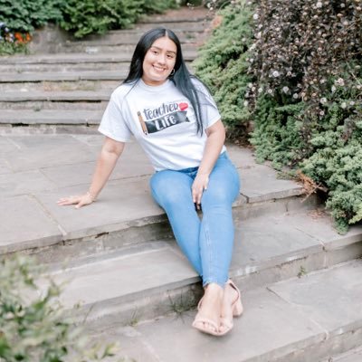 sarahixmichelle's profile picture. Teacher 🍎