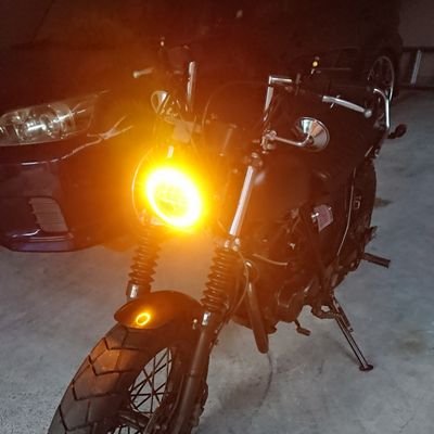 バイクで走るの大好き
カスタムするのも好き
モトブログ興味あるからカメラ欲しい
すり抜けはしないスタイル