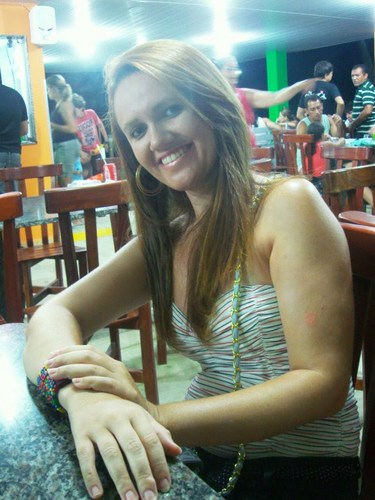 Sou professora e estudante de pedagogia,adoro viajar cutir todos os momentos da minha vida,amor praia e gosto de  fazer novas amizades mesmo q esteja distante!!