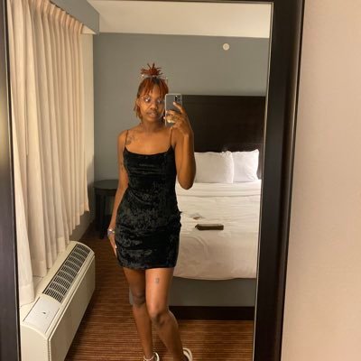 thimslicc's profile picture. love is in the air, so I’ll just suffocate