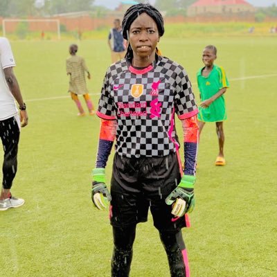 je suis une fille sportif,joueuse(keeper),aimable et sympa.
