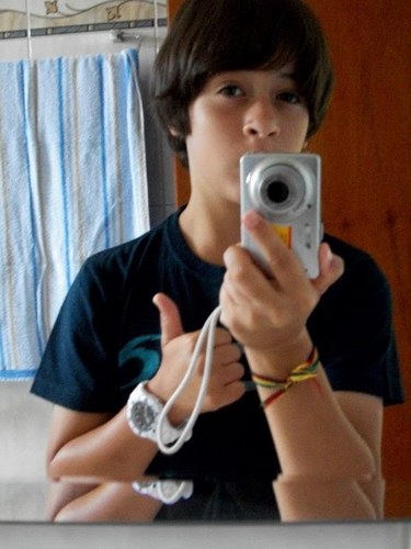 Me chamo Nicolas ,estou solteiro , jogo futebol ,ando de skate e de bike .