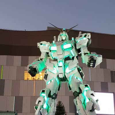 子供にガンプラを作ってあげて、間接がゆるゆるなるまで遊ぶ姿が愛おしい！